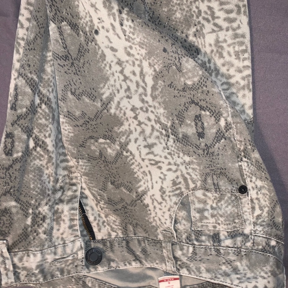 Skinny jeans. Snakeskin pattern.